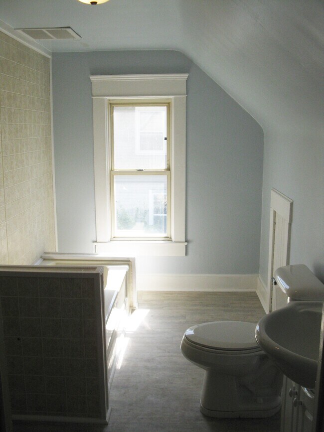 201 E 4th St S, Newton, IA 50208 House Rental in Newton, IA