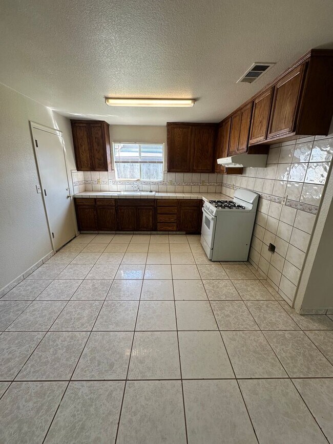 Building Photo - 3 bedroom 2 bath home for rent