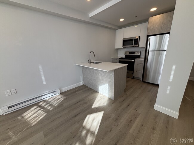 Building Photo - 195 Park Dr