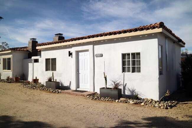 Afuera - 6432 Smoketree Ave