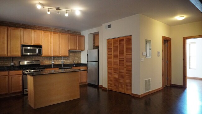 Building Photo - 1622 W Columbia Ave