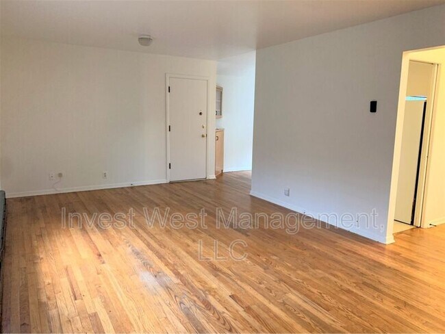 Building Photo - 208 W 30th St
