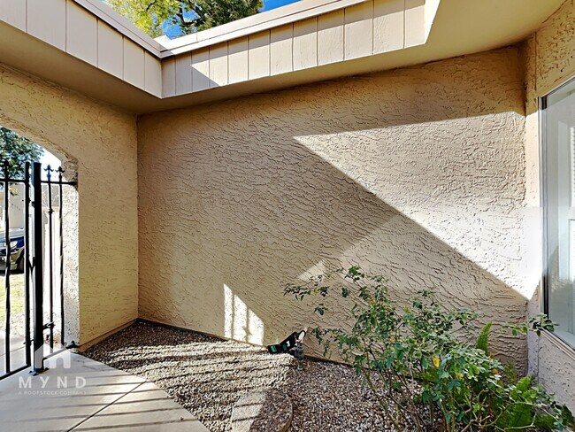 Building Photo - 8176 E Del Cuarzo Dr