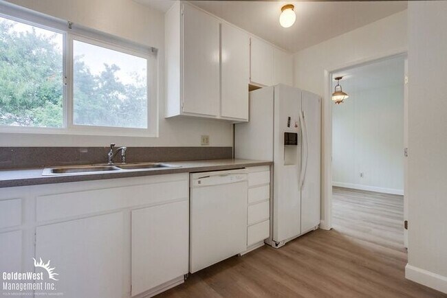 Building Photo - Remodeled Single Story 3Bdm 2Ba in Lovely ...