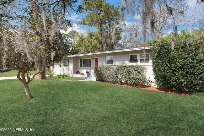 Foto del edificio - 611 Grove Park Blvd