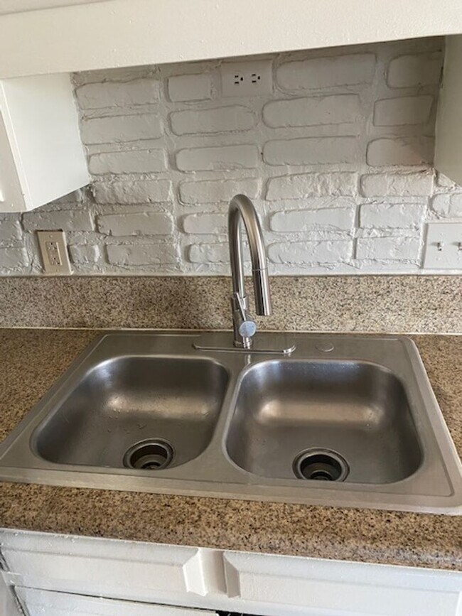 Foto del edificio - 725 Lilly Ln