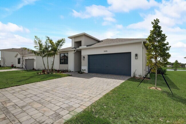 Building Photo - 5935 SE Sky Blue Cir