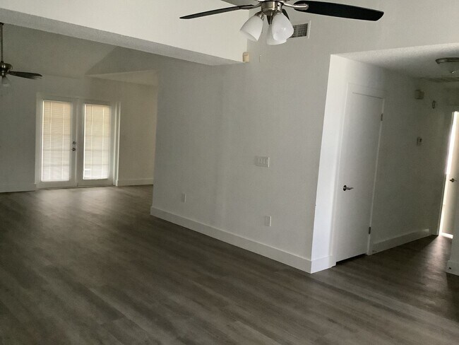 Foto del edificio - Three Bedroom Two Bath!