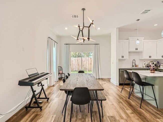 Foto del edificio - 644 Cypress Ln