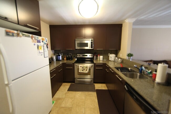 Building Photo - 7425 Charmant Dr