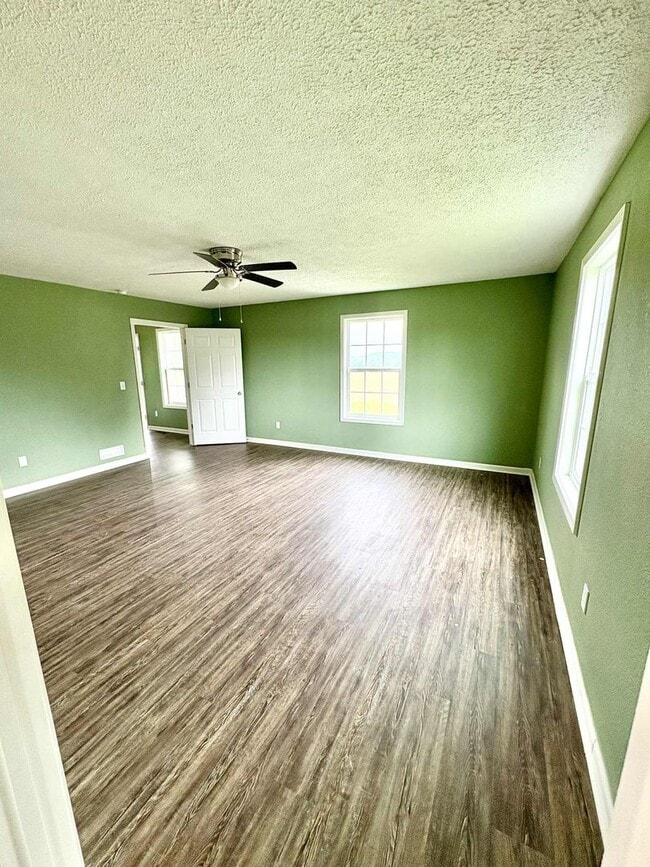 Building Photo - Large home for rent!