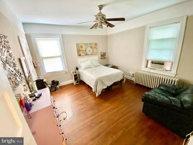 Foto del edificio - 211 E Raymond Ave