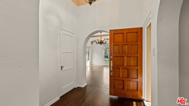 Building Photo - 119 S Almont Dr
