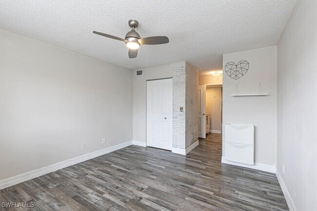 Foto del edificio - 1205 Wildwood Lakes Blvd