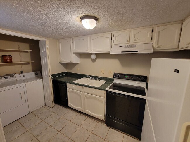 Building Photo - Bryan - 2 Bedroom 1 Bath Townhome!!