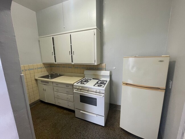 Building Photo - Large one room efficiency with large kitchen