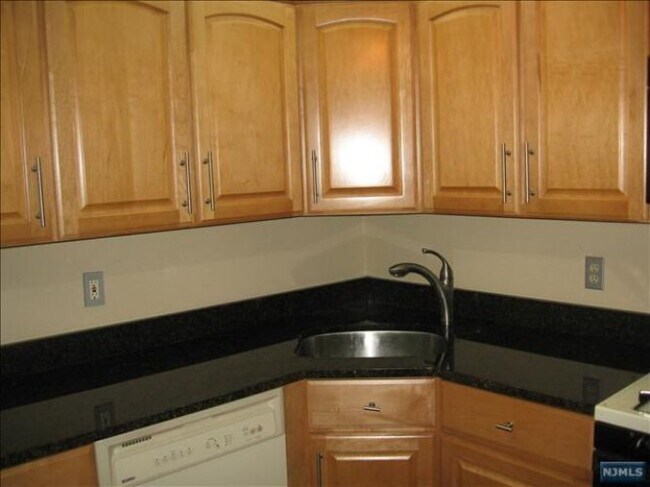 Building Photo - 585 Lilac Ln