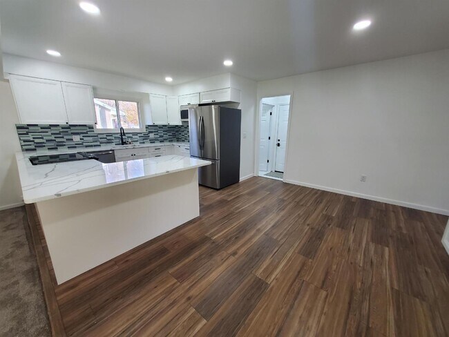 Foto del edificio - 3 Bedroom, 2 Bathroom Ranch, Updated Throughout, Granite, Stainless, 2 Beautiful Full Baths, Upda...