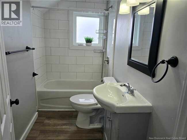 Photo du bâtiment - 167 Elmwood Dr