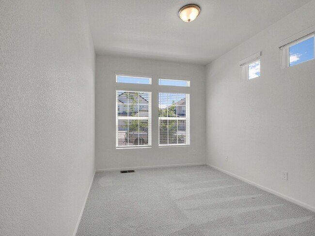 Foto del edificio - $3,295, 3 bed, 3 bath, located in Erie