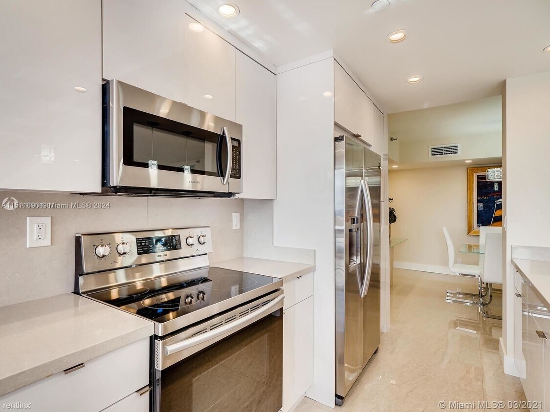 Foto principal - 3 br, 3 bath House - 19707 Turnberry Way A...