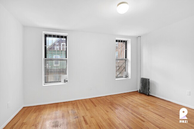 Building Photo - 392 E 4th St