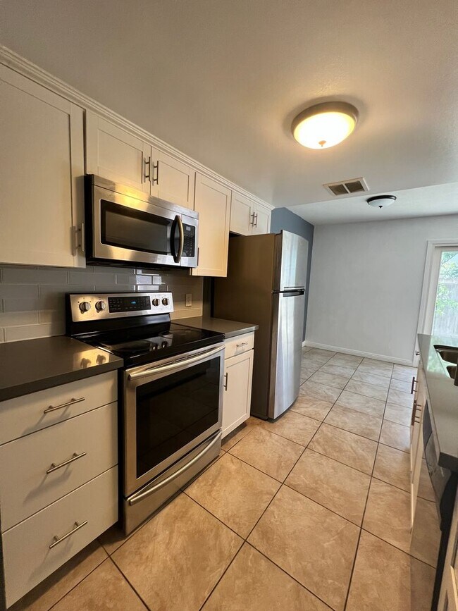 Foto del edificio - For Rent:  2BR/1.5BA Condo Near Fresno Sta...