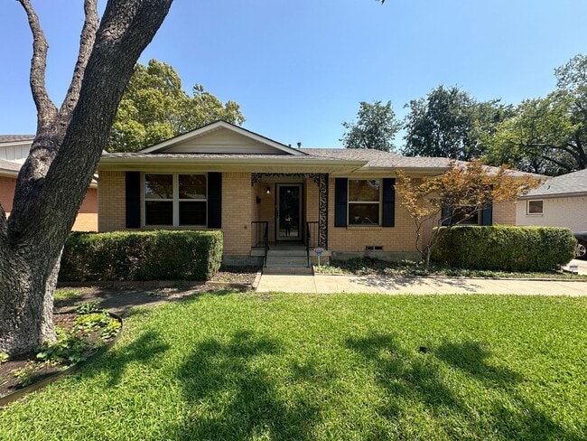 Building Photo - Charming updated 3-Bedroom in Prime Lake Highlands Location!