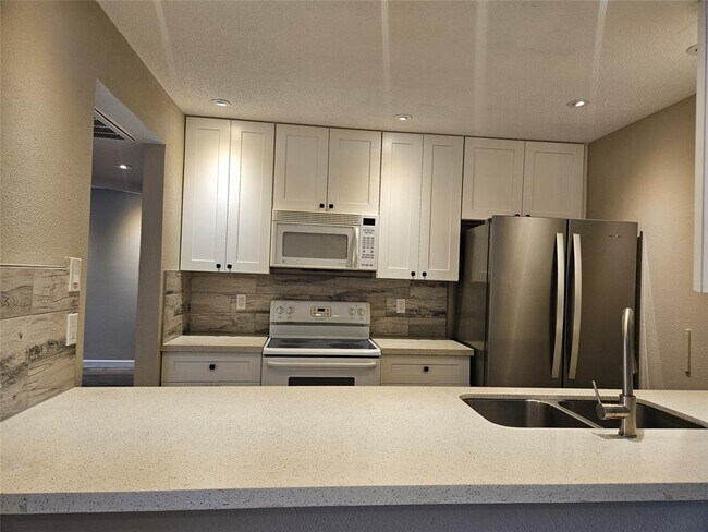 Building Photo - 2816 S Bartell Dr