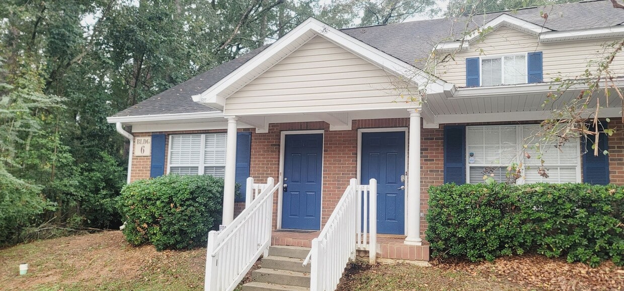 LOVELY NW 3/3 End Unit w/ Washer/Dryer, Open Kitchen w/ Bar, & More! $1450/month Avail June 1st! - LOVELY NW 3/3 End Unit w/ Washer/Dryer, Open Kitchen w/ Bar, & More! $1475/month Avail June 1st!