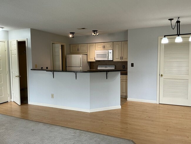 Building Photo - Forest Glen Condo Rental