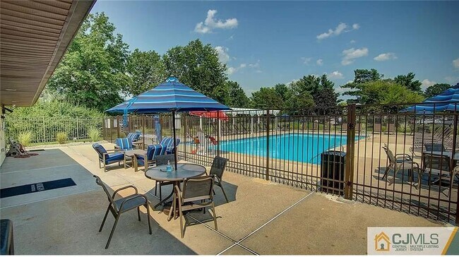 POOL - 324 Bromley Plz