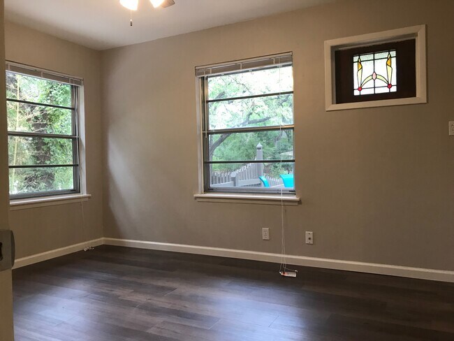 Light filled spacious master bedroom - 1304 Kenwood Ave