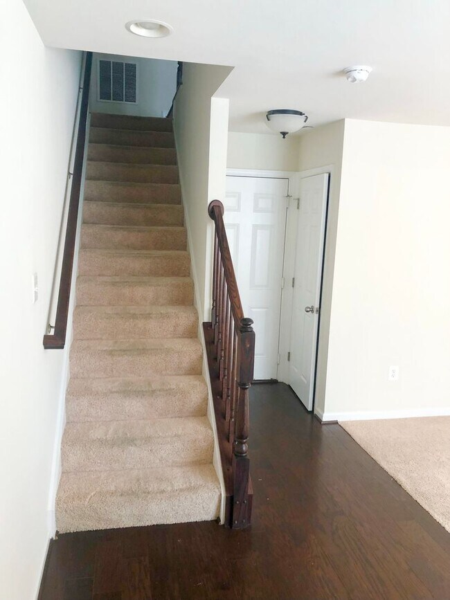 Foto del edificio - Spacious 2 BR/2.5 BA Townhome in Beltsville!