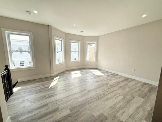 Building Photo - 10 Cawfield St