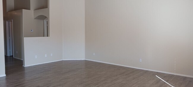 Foto del edificio - 4 Bed 2 Bath Home with Split Floor Plan, H...