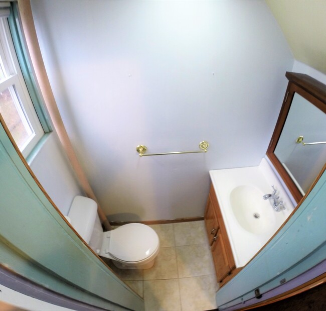 Master 1/2 Bath - 616 4th St