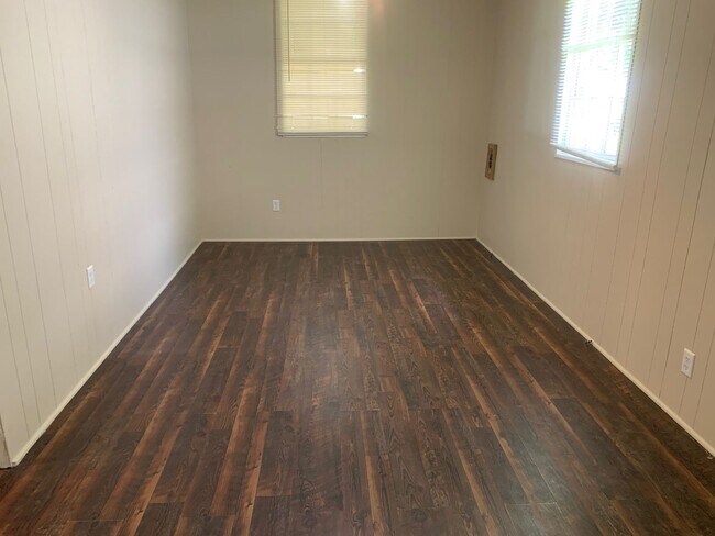 Building Photo - 3B/1B Home Available off of Nelson Rd-Sect...