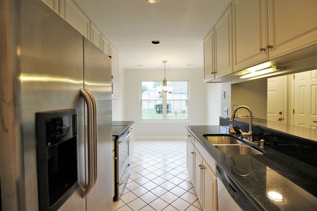 Building Photo - Maintenance free 2 bed and 2 bath condo in award winning golf course community of Kiln Creek