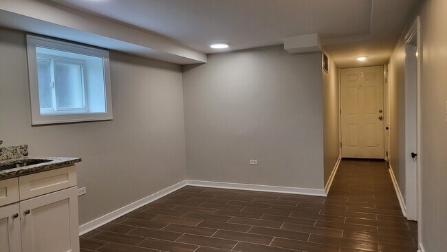 Building Photo - 827 W 33rd Pl