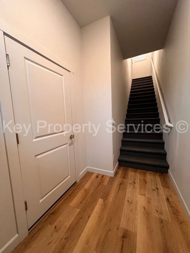 Building Photo - Woodland Townhome Just Minutes from i5