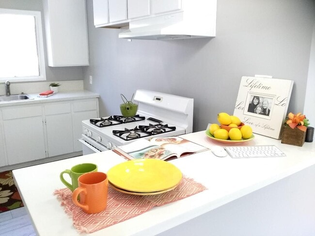 cocina - 4057 S Raymond Ave