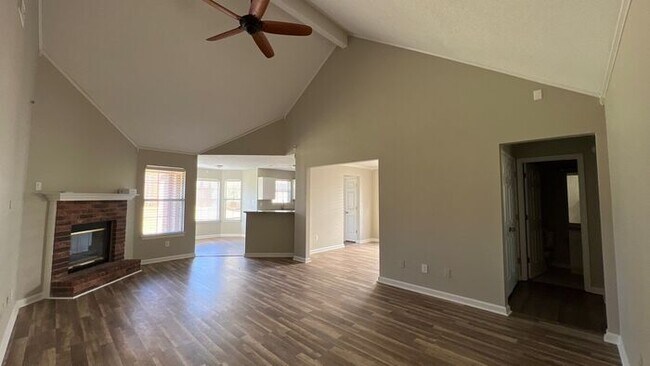 Foto del edificio - NOW AVAILABLE! - 1085 Scofield Dr, Cordova...