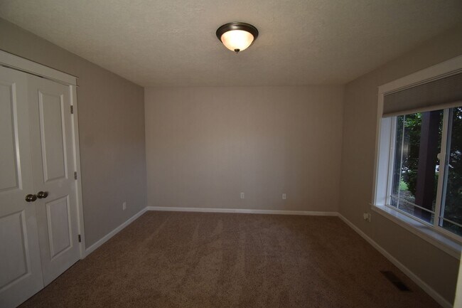 Building Photo - Beautiful Home In Quiet Neighborhood!