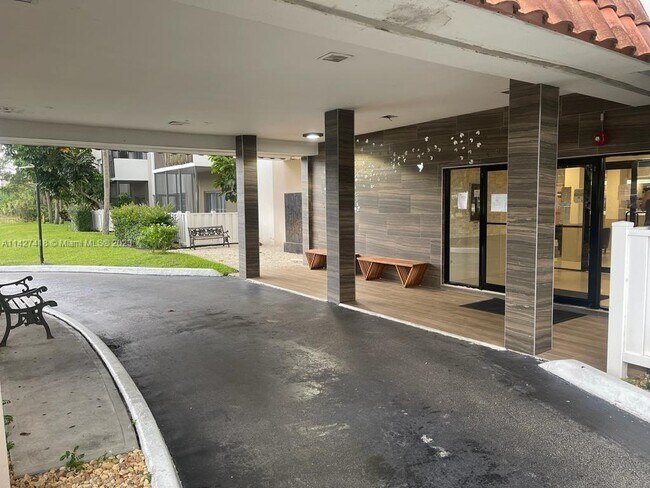 Foto del edificio - 4164 Inverrary Dr