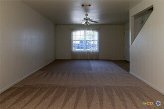 Building Photo - 102 E Robin Ln