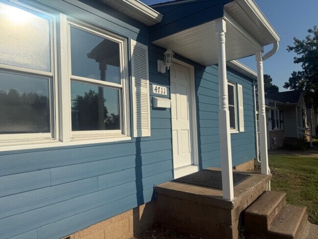 Building Photo - Welcome home to this adorable 2-bedroom bu...