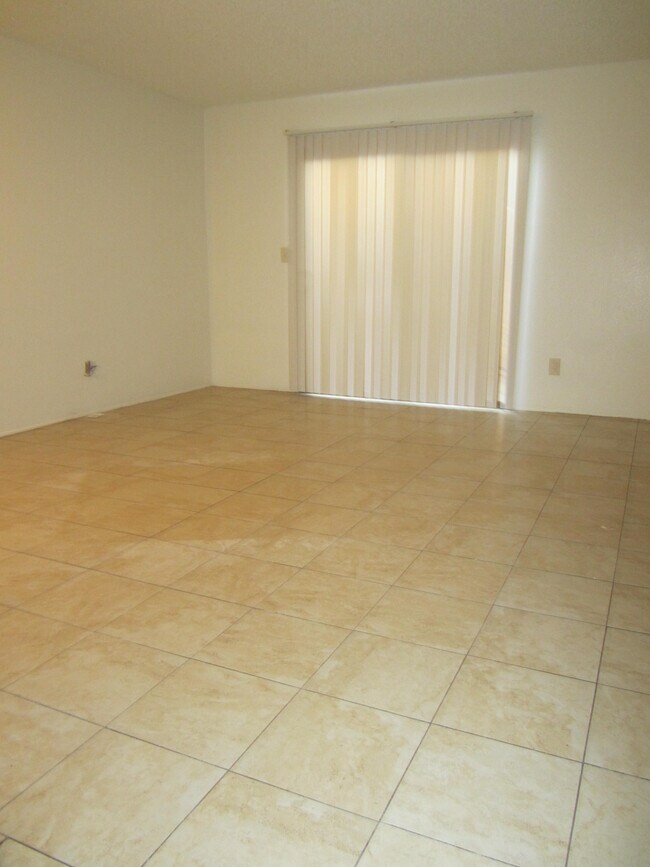 Building Photo - 208 Jardin Ct