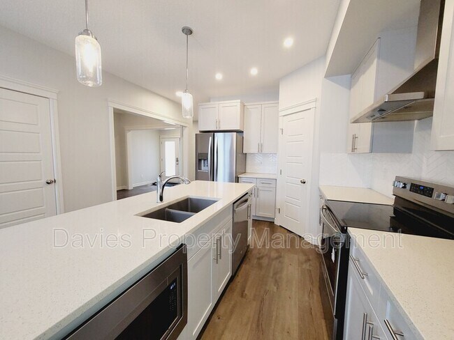 Building Photo - 2638 Donaghey Cres SW
