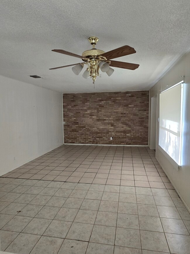 Building Photo - 923 Eikel St